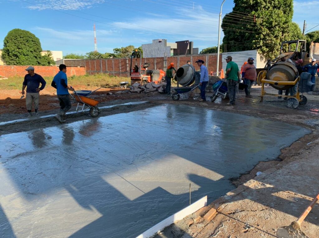 Secretaria de Obras soluciona problema de buraqueira na Rua Ari da Silva Machado com a Rua Cel. Pílad Rébua