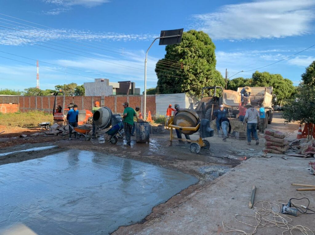 Secretaria de Obras soluciona problema de buraqueira na Rua Ari da Silva Machado com a Rua Cel. Pílad Rébua