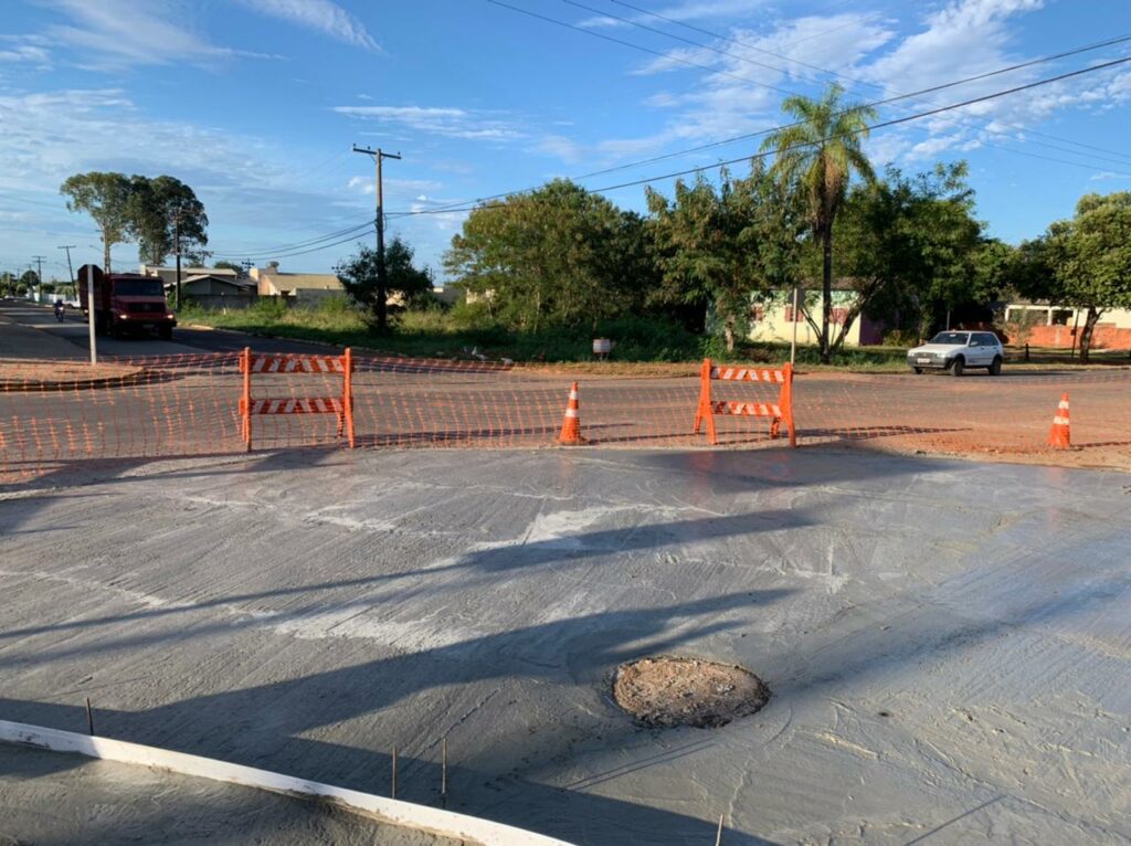 Secretaria de Obras soluciona problema de buraqueira na Rua Ari da Silva Machado com a Rua Cel. Pílad Rébua