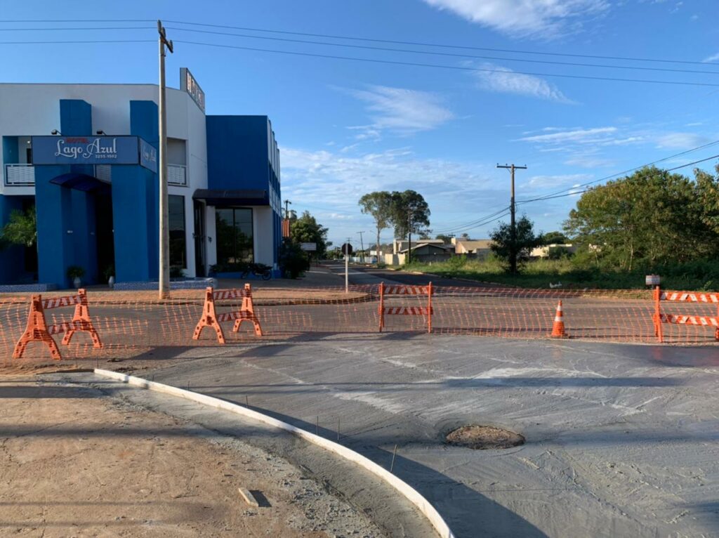 Secretaria de Obras soluciona problema de buraqueira na Rua Ari da Silva Machado com a Rua Cel. Pílad Rébua