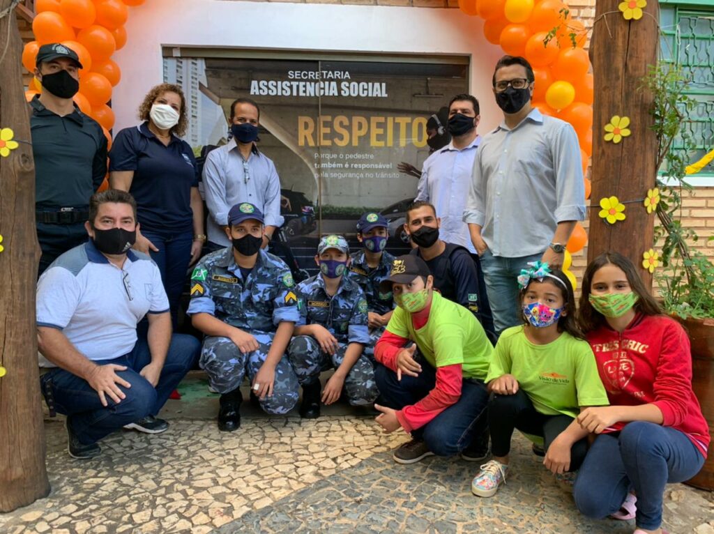 Em alusão ao Maio Amarelo e Maio Laranja, Assistência Social ganha comunicação visual em porta do setor