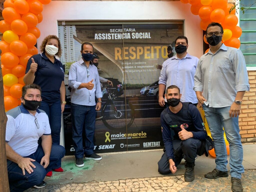 Em alusão ao Maio Amarelo e Maio Laranja, Assistência Social ganha comunicação visual em porta do setor