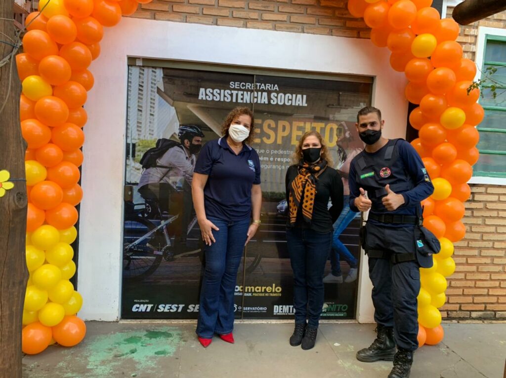 Em alusão ao Maio Amarelo e Maio Laranja, Assistência Social ganha comunicação visual em porta do setor