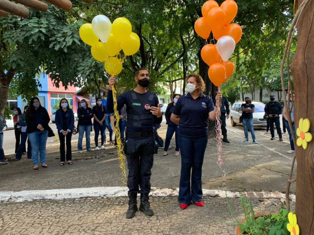 Em alusão ao Maio Amarelo e Maio Laranja, Assistência Social ganha comunicação visual em porta do setor