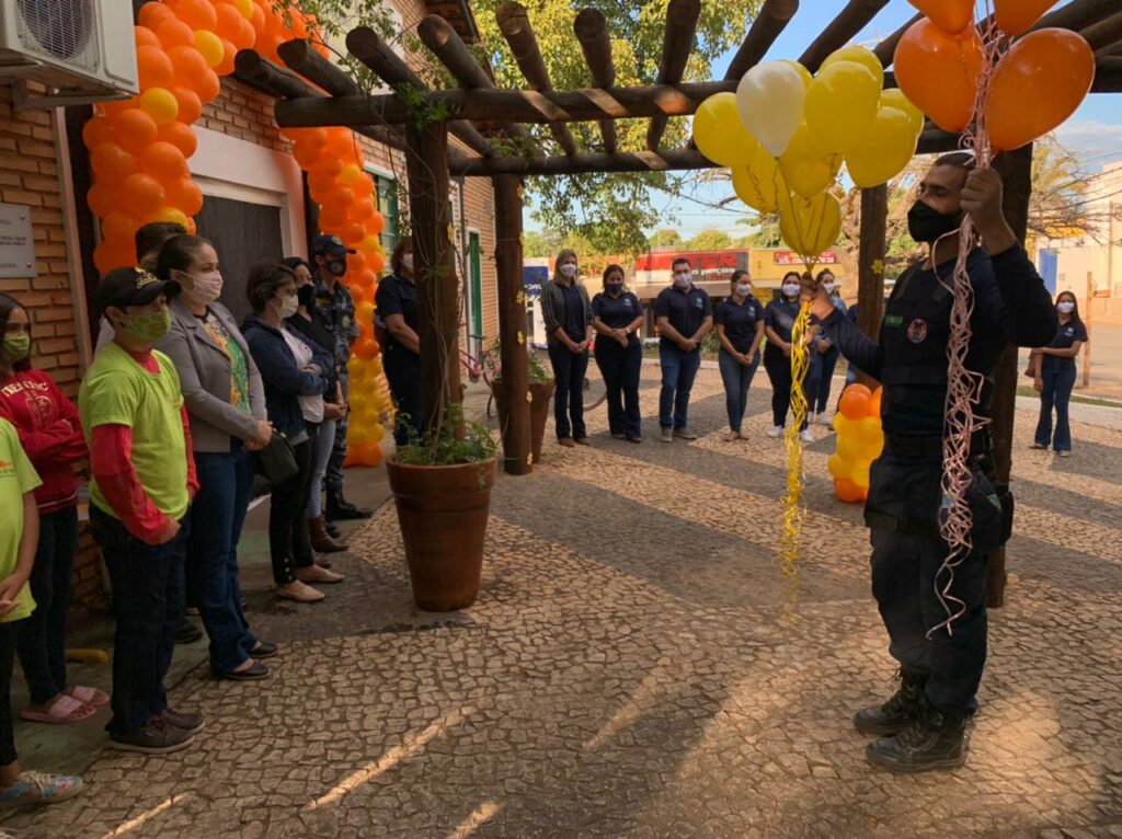 Em alusão ao Maio Amarelo e Maio Laranja, Assistência Social ganha comunicação visual em porta do setor