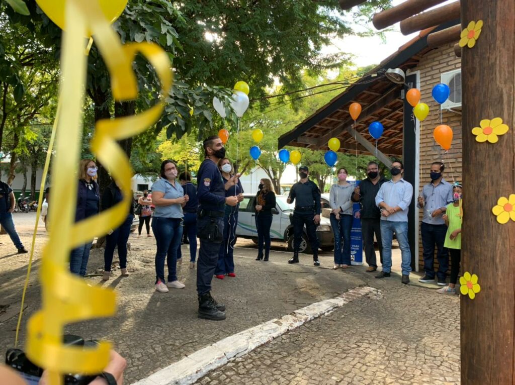 Em alusão ao Maio Amarelo e Maio Laranja, Assistência Social ganha comunicação visual em porta do setor