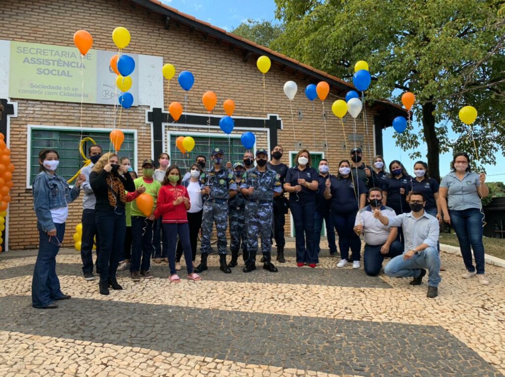 Em alusão ao Maio Amarelo e Maio Laranja, Assistência Social ganha comunicação visual em porta do setor