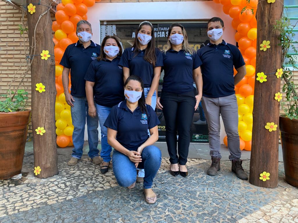 Em alusão ao Maio Amarelo e Maio Laranja, Assistência Social ganha comunicação visual em porta do setor