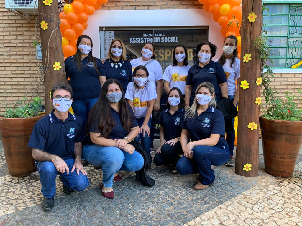 Em alusão ao Maio Amarelo e Maio Laranja, Assistência Social ganha comunicação visual em porta do setor