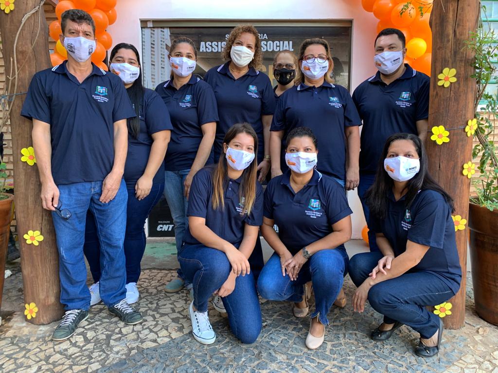 Em alusão ao Maio Amarelo e Maio Laranja, Assistência Social ganha comunicação visual em porta do setor