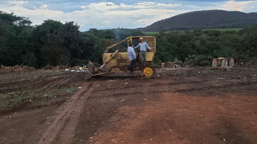 Prefeito visita aterro controlado para acompanhar trabalho de limpeza