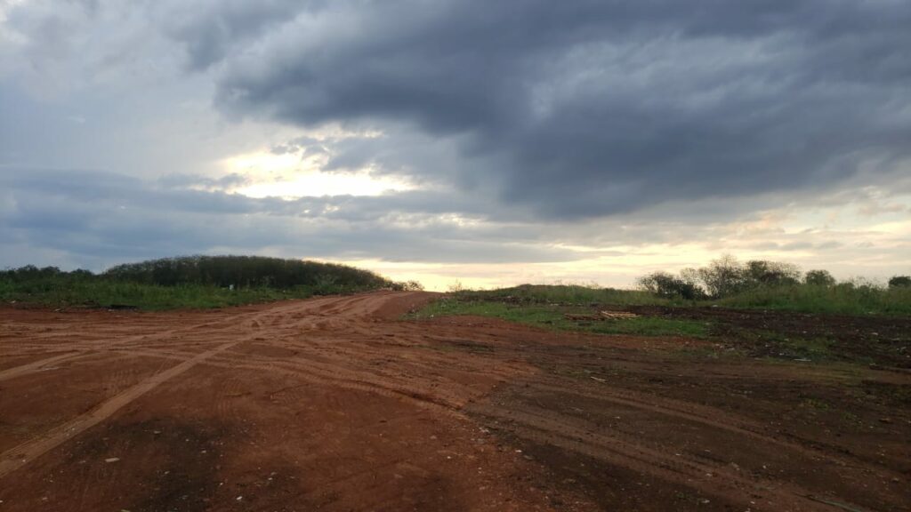 Prefeito visita aterro controlado para acompanhar trabalho de limpeza