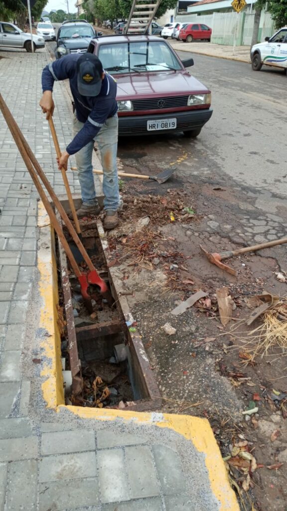 Secretaria de Obras realiza limpeza de boca de lobo em vários locais do município