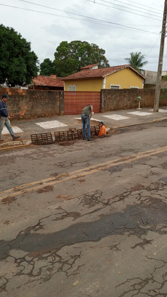 Secretaria de Obras realiza limpeza de boca de lobo em vários locais do município