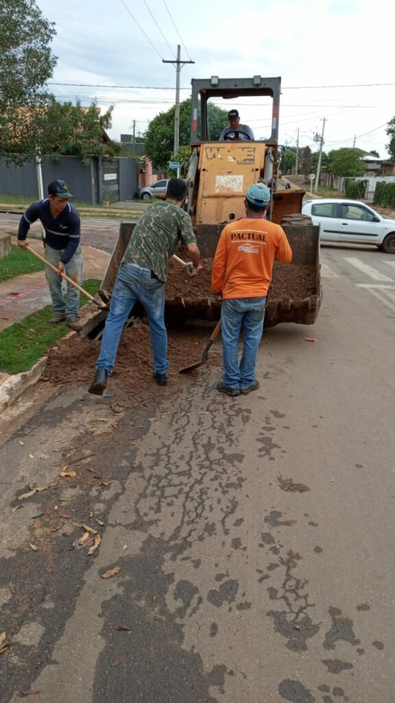 Secretaria de Obras realiza limpeza de boca de lobo em vários locais do município