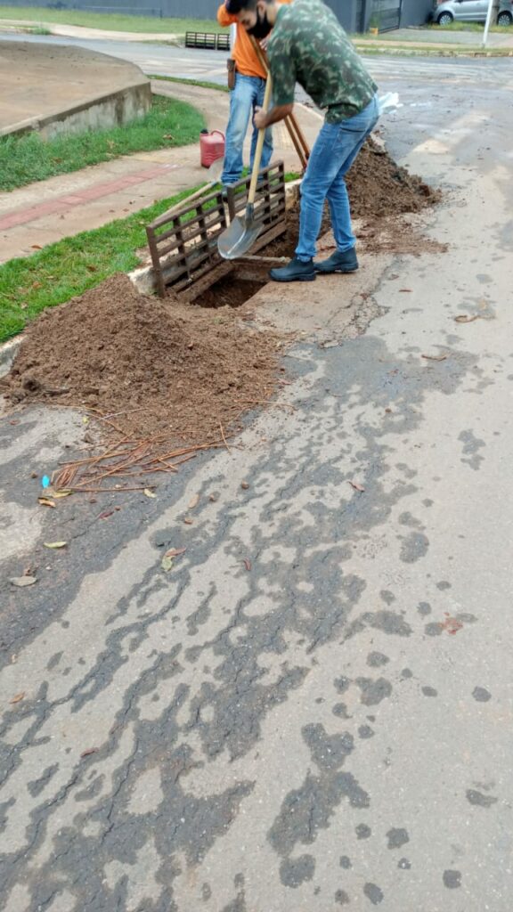 Secretaria de Obras realiza limpeza de boca de lobo em vários locais do município
