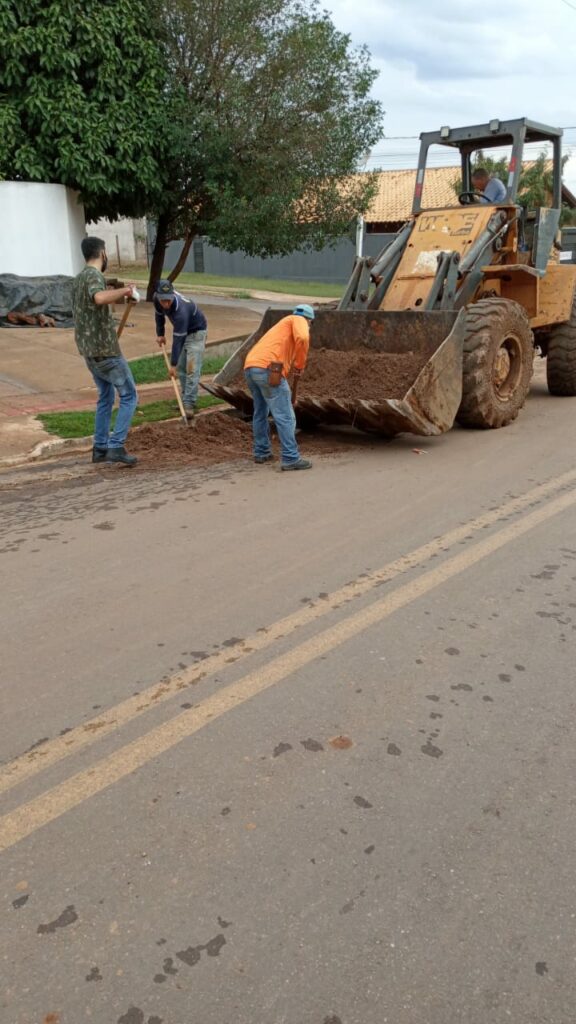 Secretaria de Obras realiza limpeza de boca de lobo em vários locais do município
