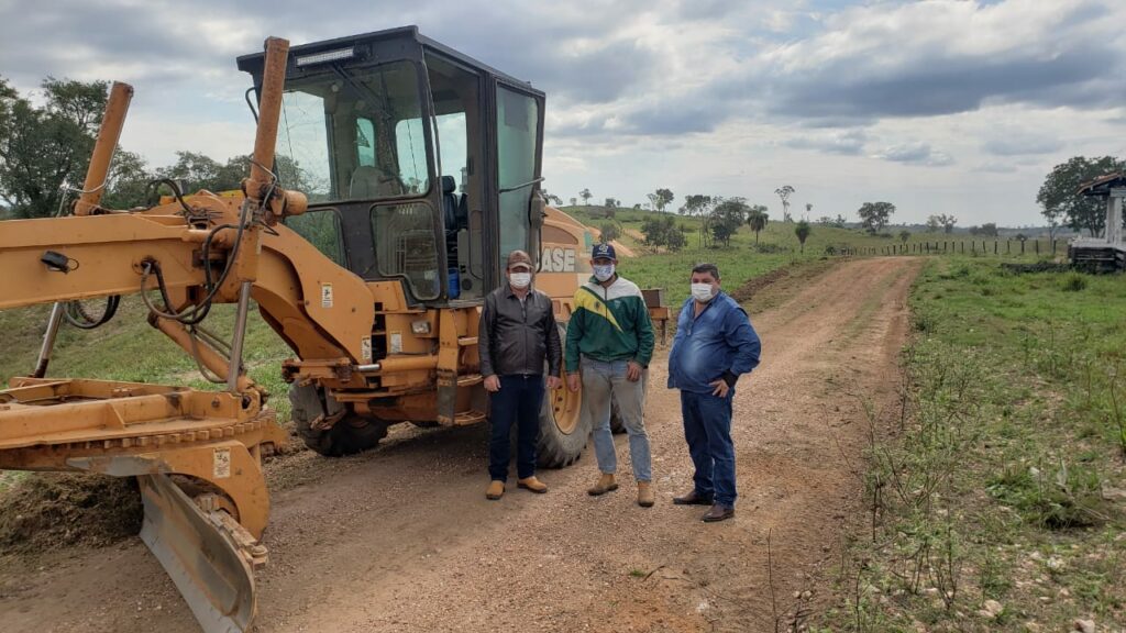Prefeito de Bonito visita obras de patrolamento na zona rural