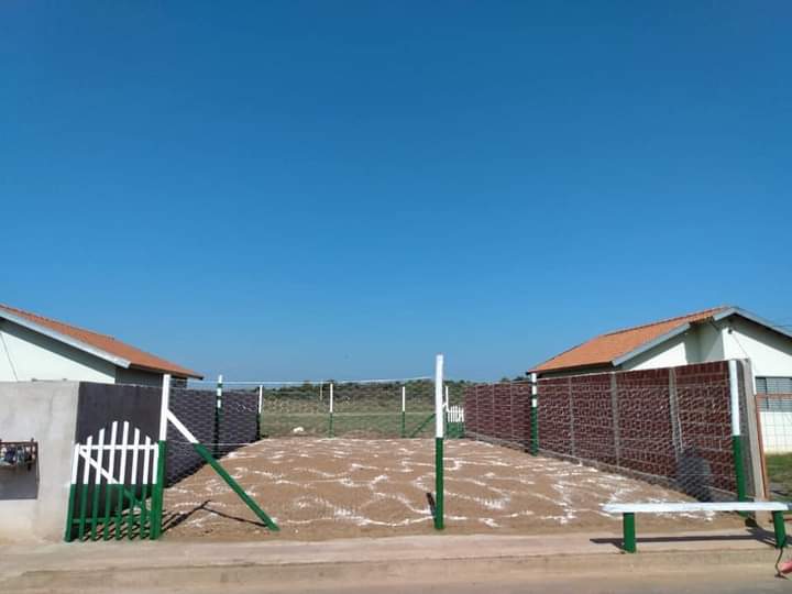 Secretaria Municipal de Esportes recupera quadra de areia no Bairro Lago Azul I