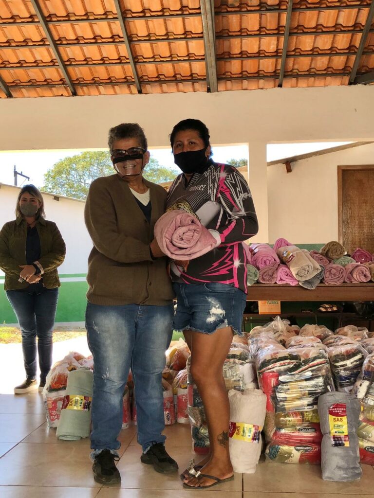 Secretaria Municipal de Assistência Social entrega cobertores e cestas básicas no Distrito Águas do Miranda