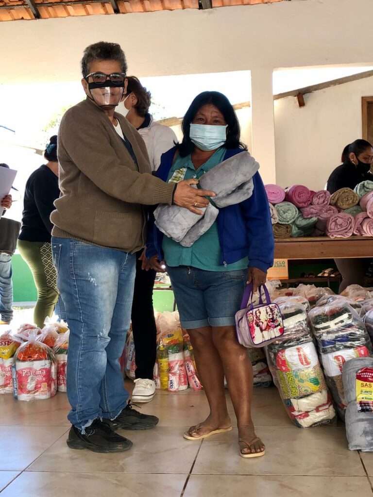 Secretaria Municipal de Assistência Social entrega cobertores e cestas básicas no Distrito Águas do Miranda