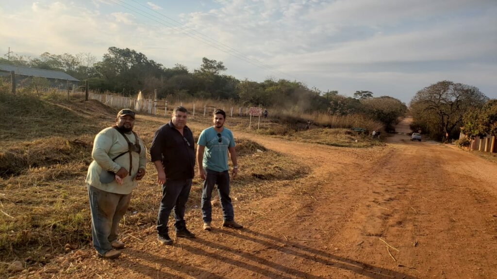 Prefeito acompanha serviço de roçada e limpeza