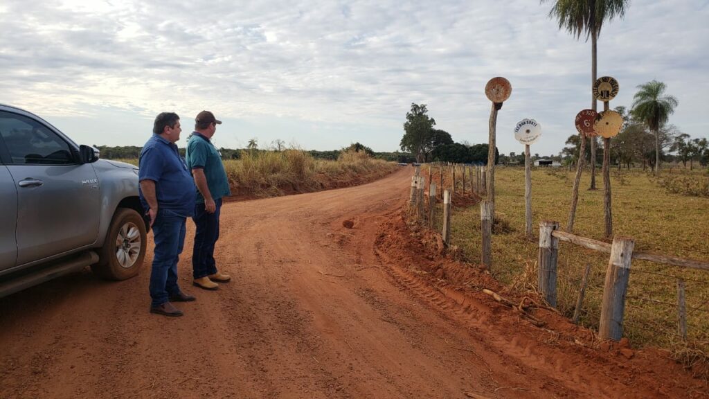 Prefeito acompanha patrolamento feito em estradas vicinais