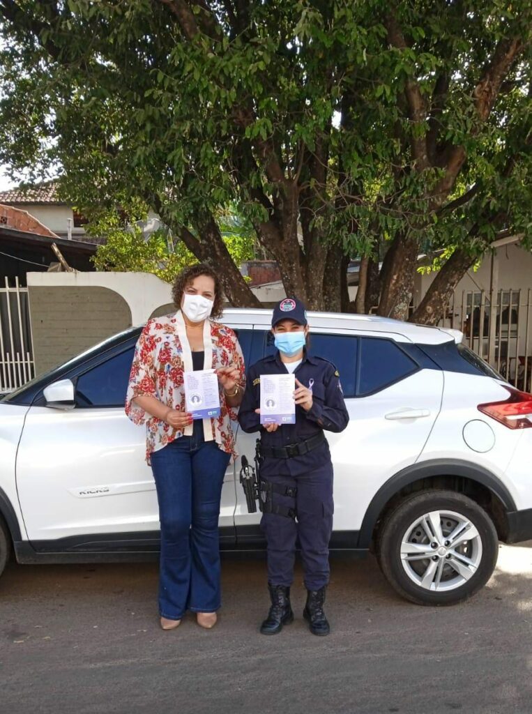 Panfletagem educativa em alusão ao Agosto Lilás é realizada em Bonito