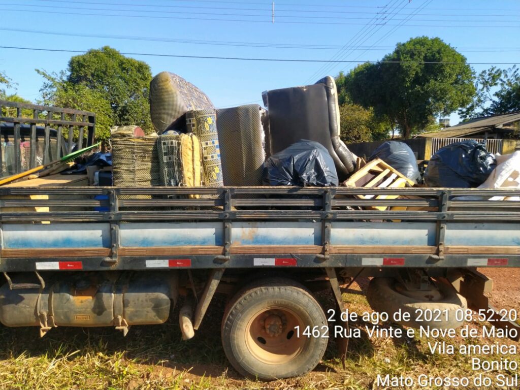 Secretaria Municipal de Obras realiza durante o mês de agosto retirada de lixo em lotes e áreas verdes