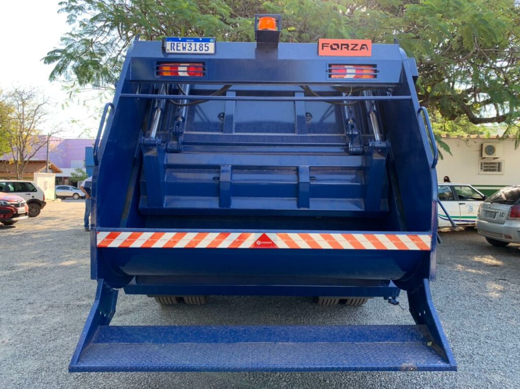 Prefeito entrega novo caminhão compactador hidráulico para coleta de lixo