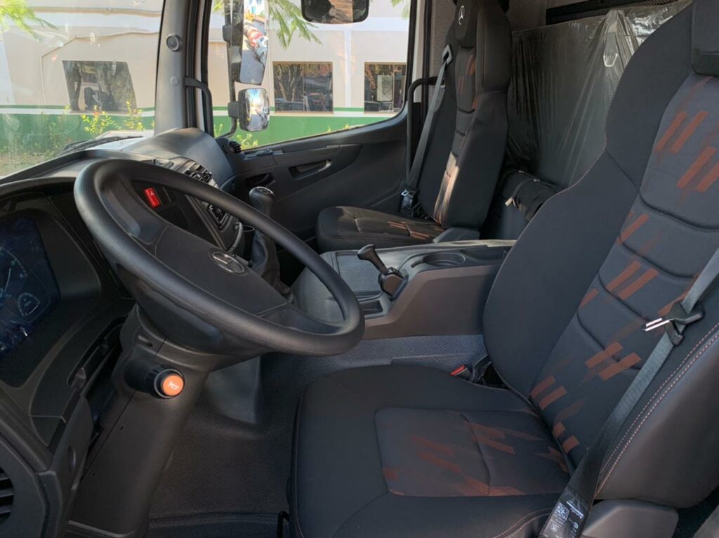 Prefeito entrega novo caminhão compactador hidráulico para coleta de lixo