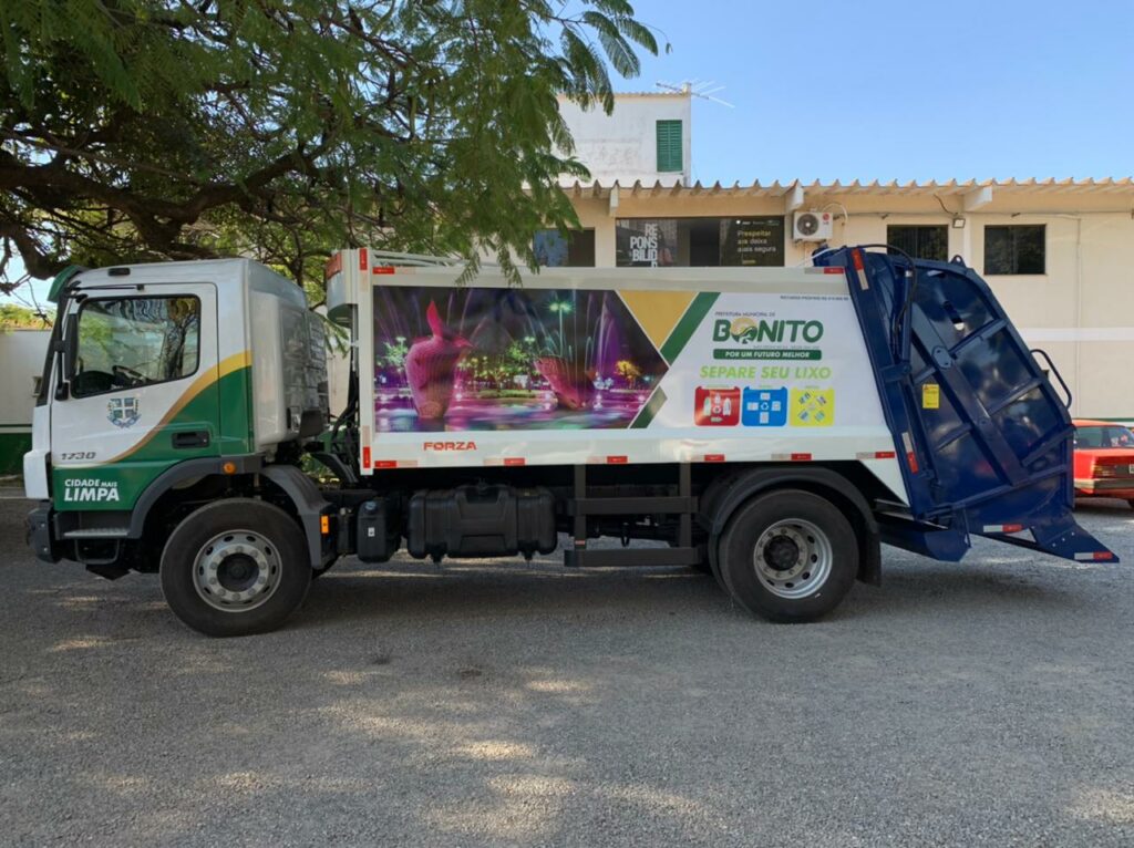 Prefeito entrega novo caminhão compactador hidráulico para coleta de lixo