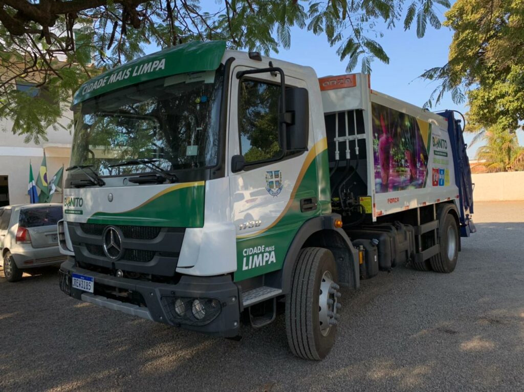Prefeito entrega novo caminhão compactador hidráulico para coleta de lixo