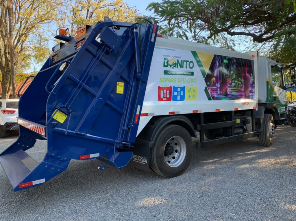 Prefeito entrega novo caminhão compactador hidráulico para coleta de lixo