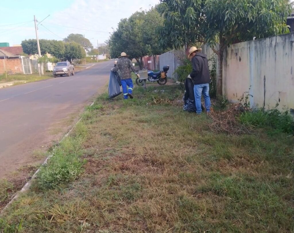 Secretaria Municipal de Obras realiza durante o mês de agosto retirada de lixo em lotes e áreas verdes