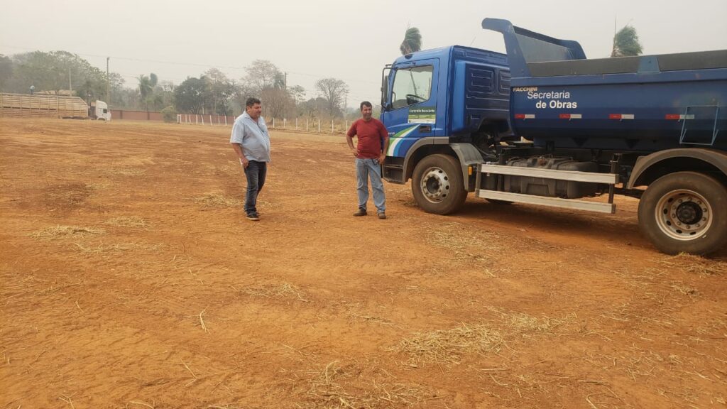 Prefeito acompanha trabalho de limpeza realizada pela Secretaria Municipal de Obras