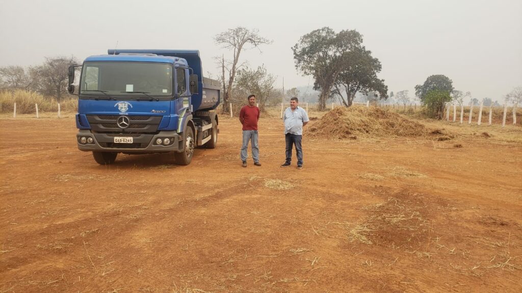 Prefeito acompanha trabalho de limpeza realizada pela Secretaria Municipal de Obras
