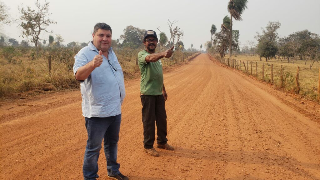 Prefeito acompanha trabalho de patrolamento realizado pela Secretaria de Obras na região da Fazenda Santa Esmeralda