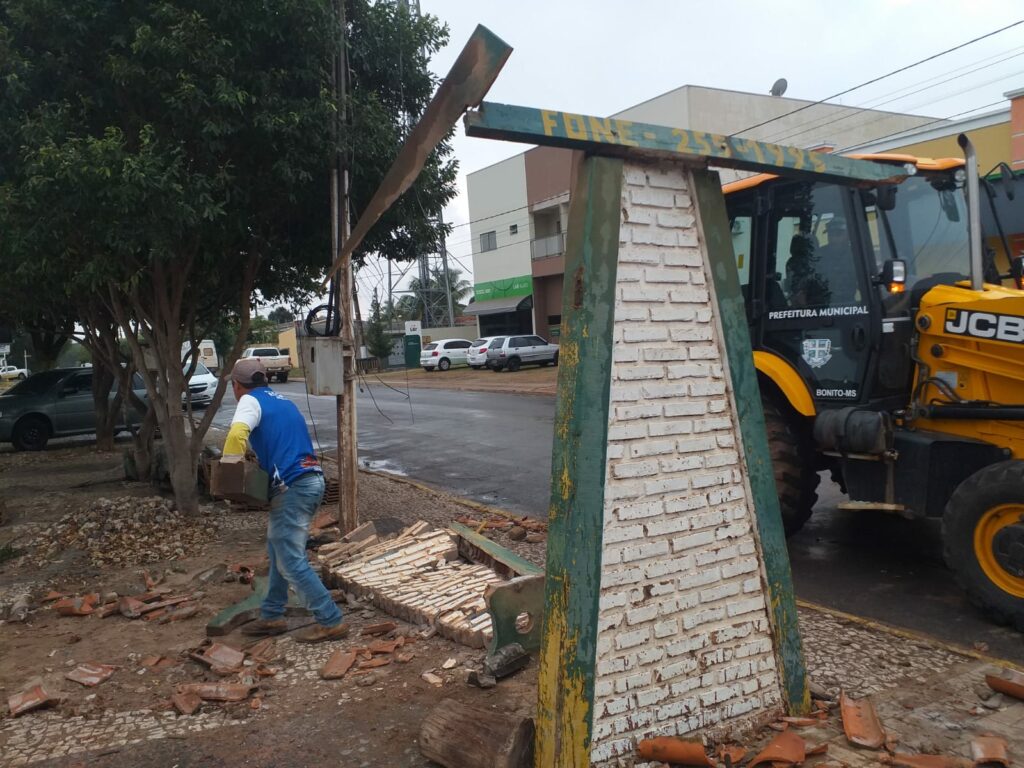 Prefeitura inicia revitalização de ponto de táxi