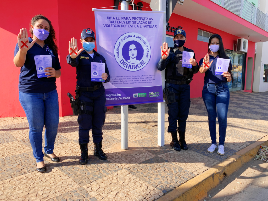 Panfletagem educativa em alusão ao Agosto Lilás é realizada em Bonito