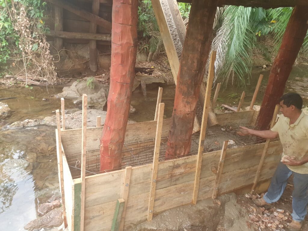 Prefeito vistoria obra de reforma de ponte na área rural durante o sábado