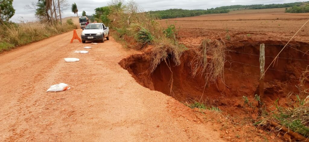 Prefeito vistoria fechamento de cratera em estrada vicinal