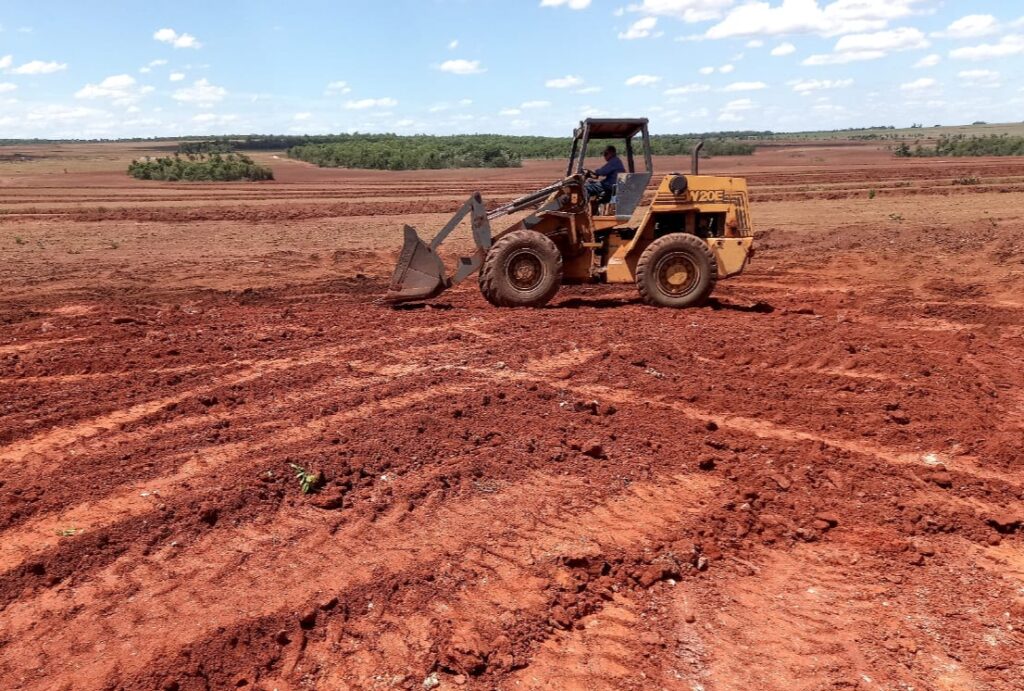 Prefeito vistoria fechamento de cratera em estrada vicinal