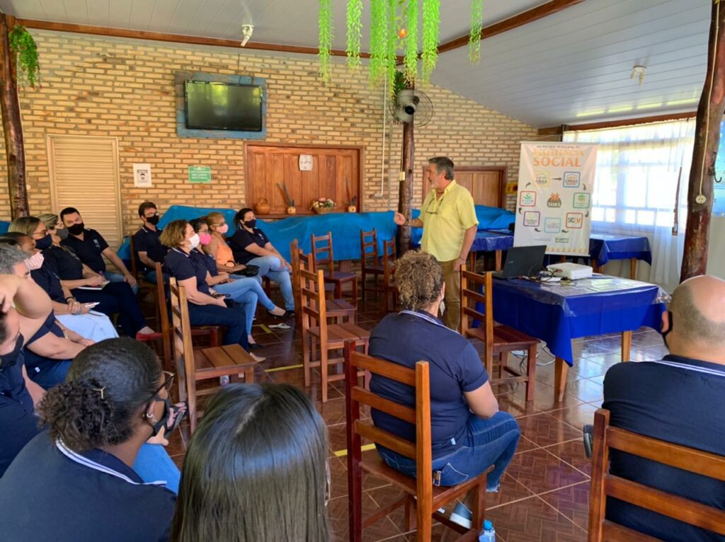 Servidores e colaboradores da Assistência Social recebem capacitação visando melhor atendimento ao público