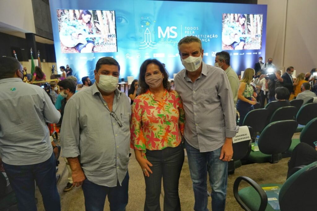 Prefeito e secretária participam do Lançamento do Programa MS Alfabetiza Prefeito e secretária participam do Lançamento do Programa MS Alfabetiza