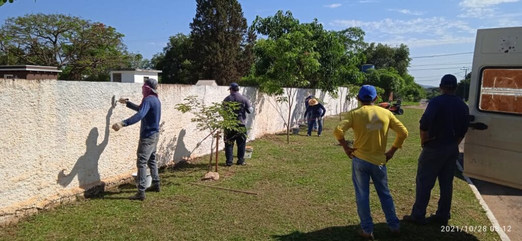 Prefeitura realiza manutenção do cemitério para o Dia de Finados