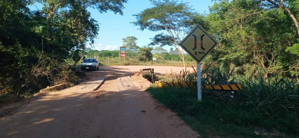 Ponte sobre o Córrego Saladeiro, na Vila Marambaia, é interditada para veículos pesados