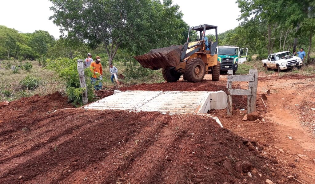 Prefeitura conclui instalação de mata-burros de concreto na linha do transporte escolar