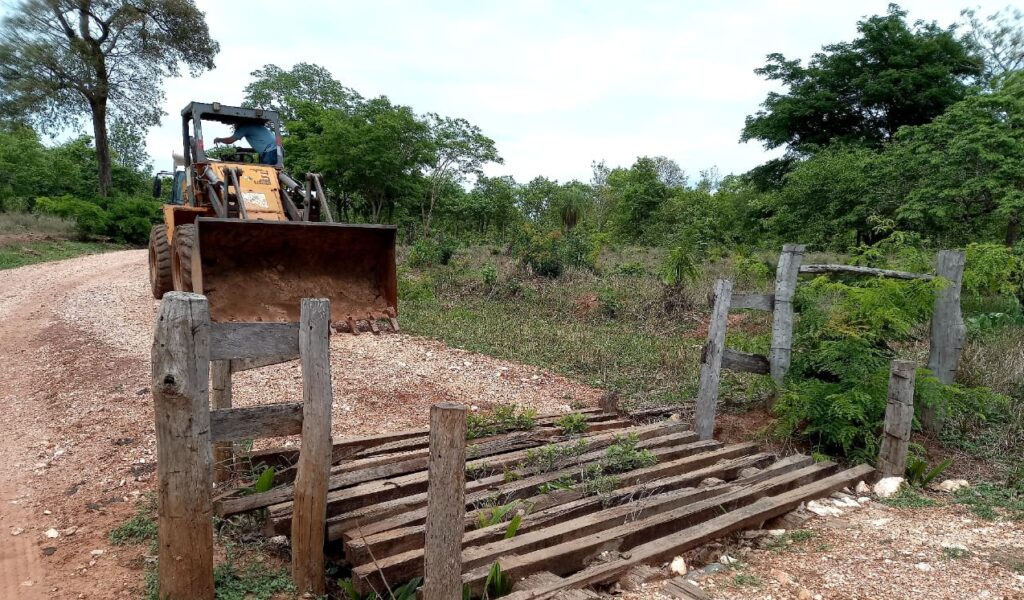 Prefeitura conclui instalação de mata-burros de concreto na linha do transporte escolar
