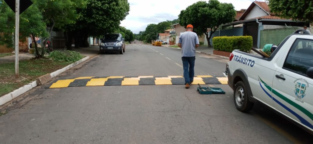 Feitos de pneus, quebra-molas ecológicos são instalados em dez pontos da cidade